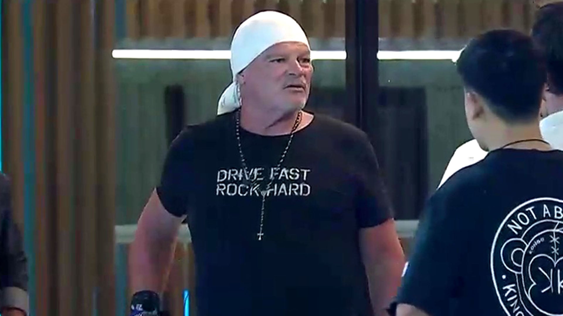 La producción de Asia caliente desvinculó a Walter ‘Alfa’ Santiago luego de su actitud con el público (Captura de Gran Hermano)