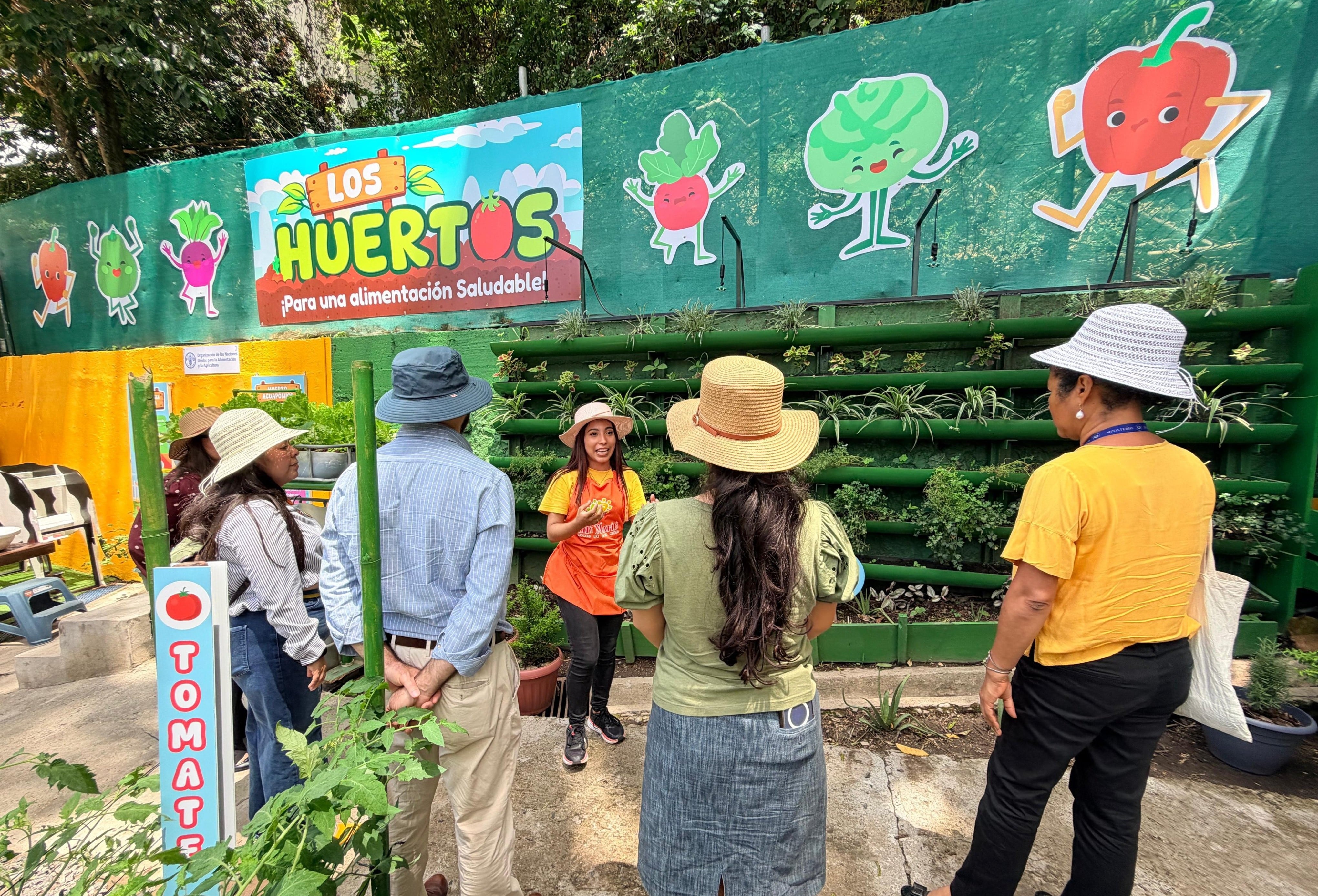 La exposición recorre nueve estaciones guiadas que abordan la preparación de la tierra, la composta, la producción, la transformación y la comercialización de alimentos./ (FAO El Salvador)