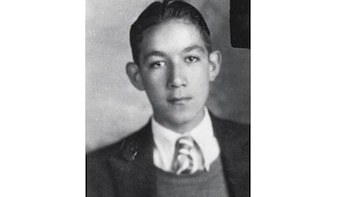 La foto acertijo: ¿Quién es este adolescente que antes de convertirse en un célebre actor vivió en la extrema pobreza?