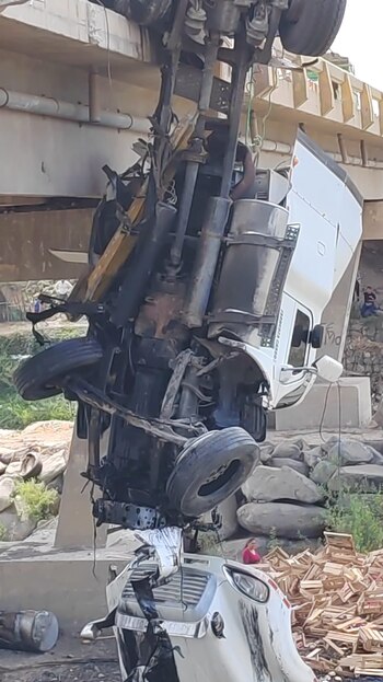 El vehículo quedó colgado en