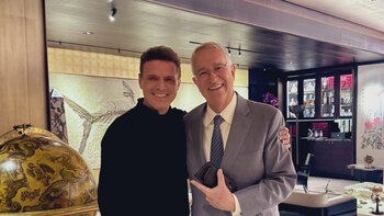 El empresario invitó al cantante