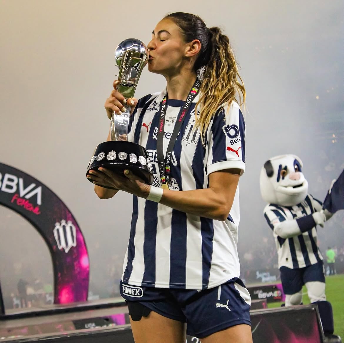 La delantera que conquistó tres títulos con Monterrey estaría valorando abandonar al club e incluso retirarse de las canchas. (Instagram / @cburkyy)