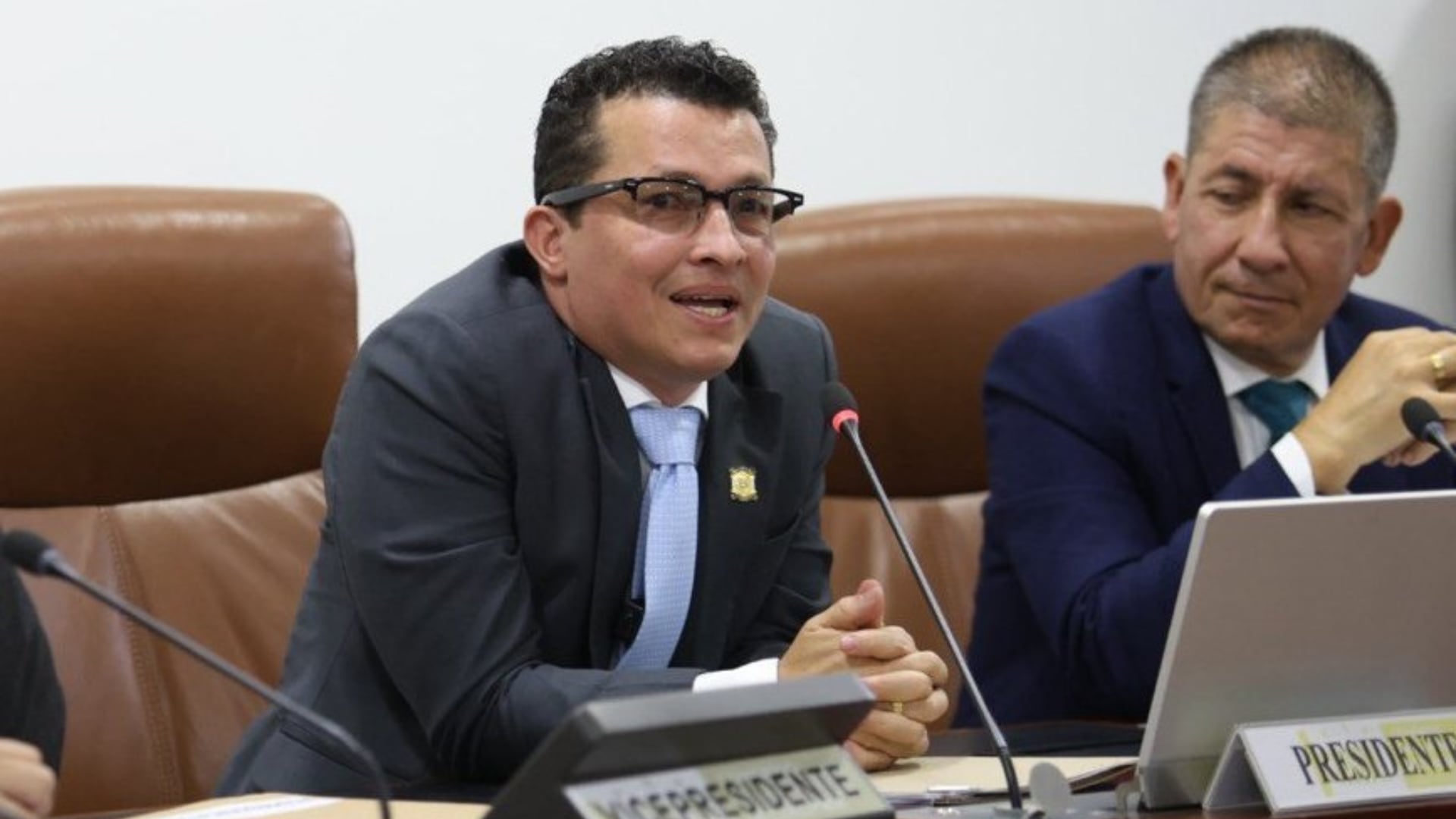 La decisión mantiene vigente la curul de Alejandro Toro en la Cámara de Representantes, al negar la solicitud de cancelar su credencial electoral - crédito @CamaraColombia/X