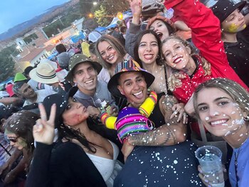 Abigail con amigos en el