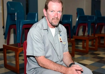 En palabras del fiscal Thomas Redington, Scott “retiró o cortó las láminas plásticas que protegían el dique y cavó un canal para dejar pasar el agua”