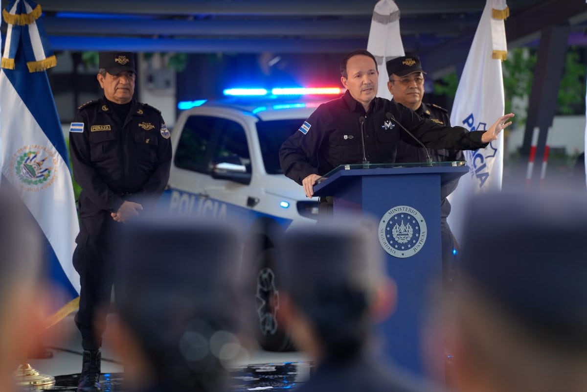 El ministro de Seguridad Pública y Justicia de El Salvador, Gustavo Villatoro, presentó este miércoles una nueva flota de vehículos eléctricos para la Policía Nacional Civil. (Cortesía: Policía Nacional Civil)