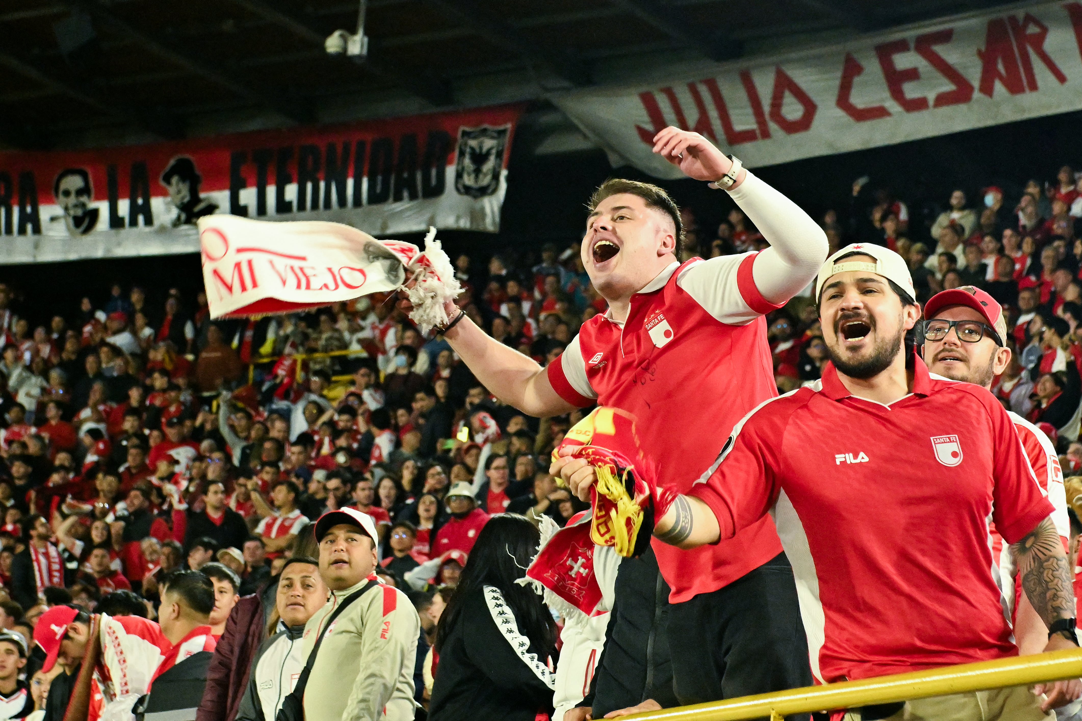 Debido al mal comportamiento de los hinchas, Santa Fe deberá pagar una multa de la Conmebol - crédito Luis ACOSTA / AFP