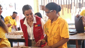 Reina Letizia sorprendió con pantalón