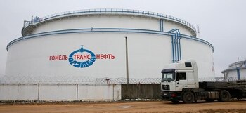 Foto de archivo de un tanque de almacenamiento de petróleo de la estación de bombeo Gomel Transneft cerca de Bielorrusia.
Ene 4, 2020. REUTERS/Vasily Fedosenko