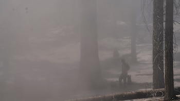 Miles de personas son evacuadas por tres grandes incendios forestales que avanzan sin control en estos dos estados de EE. UU.