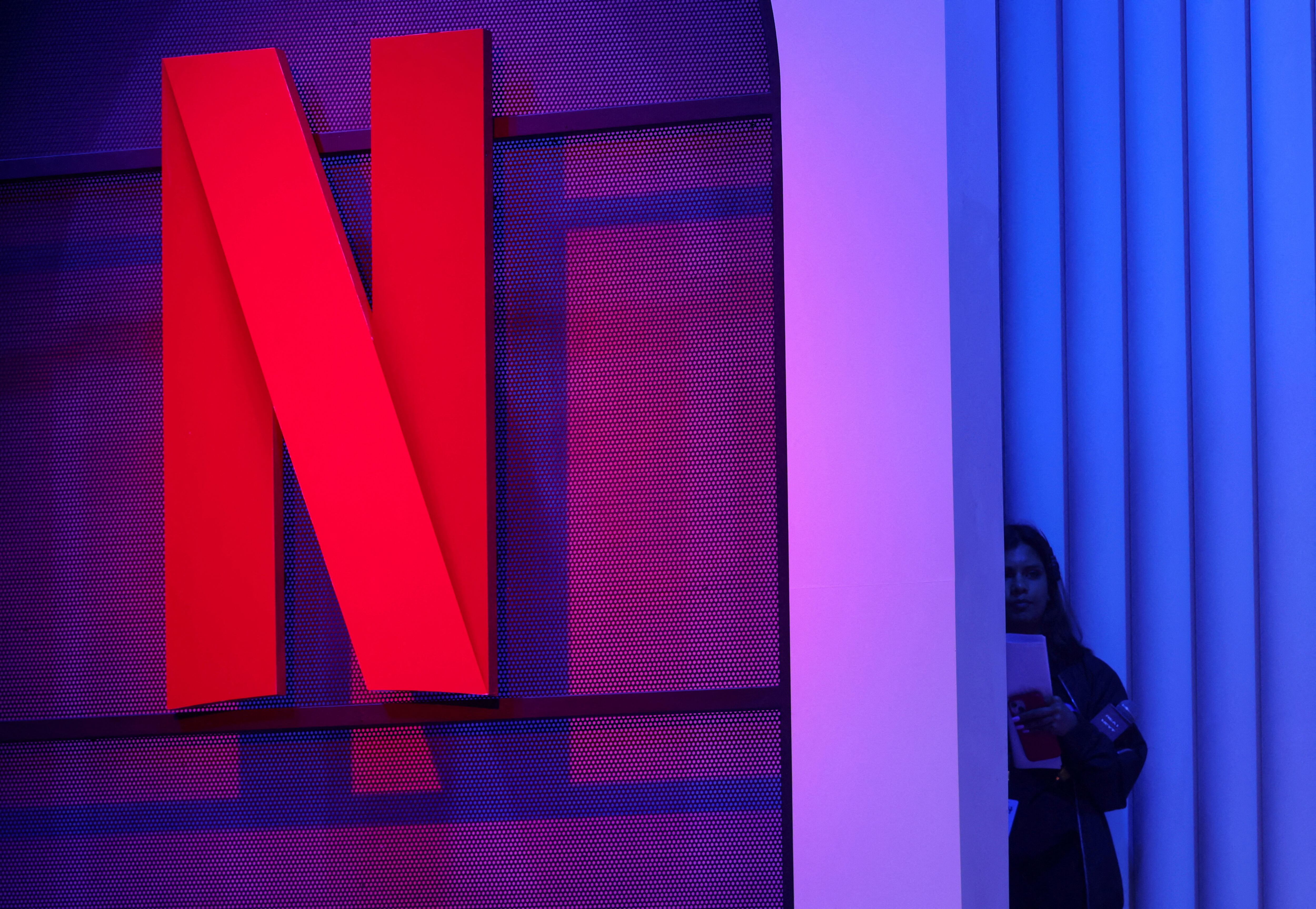 Netflix clasifica su amplio catálogo en miles de categorías y subgéneros con códigos numéricos internos, lo que permite una organización más precisa que el menú tradicional. REUTERS/Francis Mascarenhas/File Photo