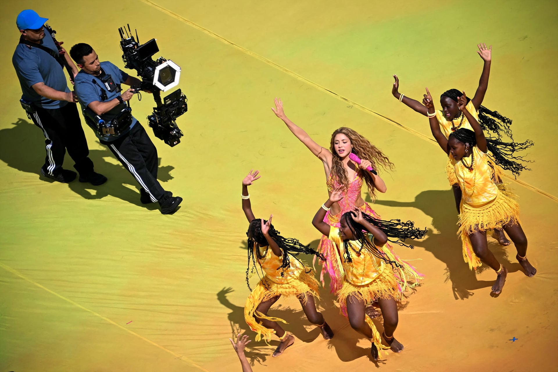 La cantante, compositora y productora colombiana Shakira (centro) actúa en el espectáculo del descanso de la final del Mundial de fútbol de 2026 (MAURO PIMENTEL / AFP)