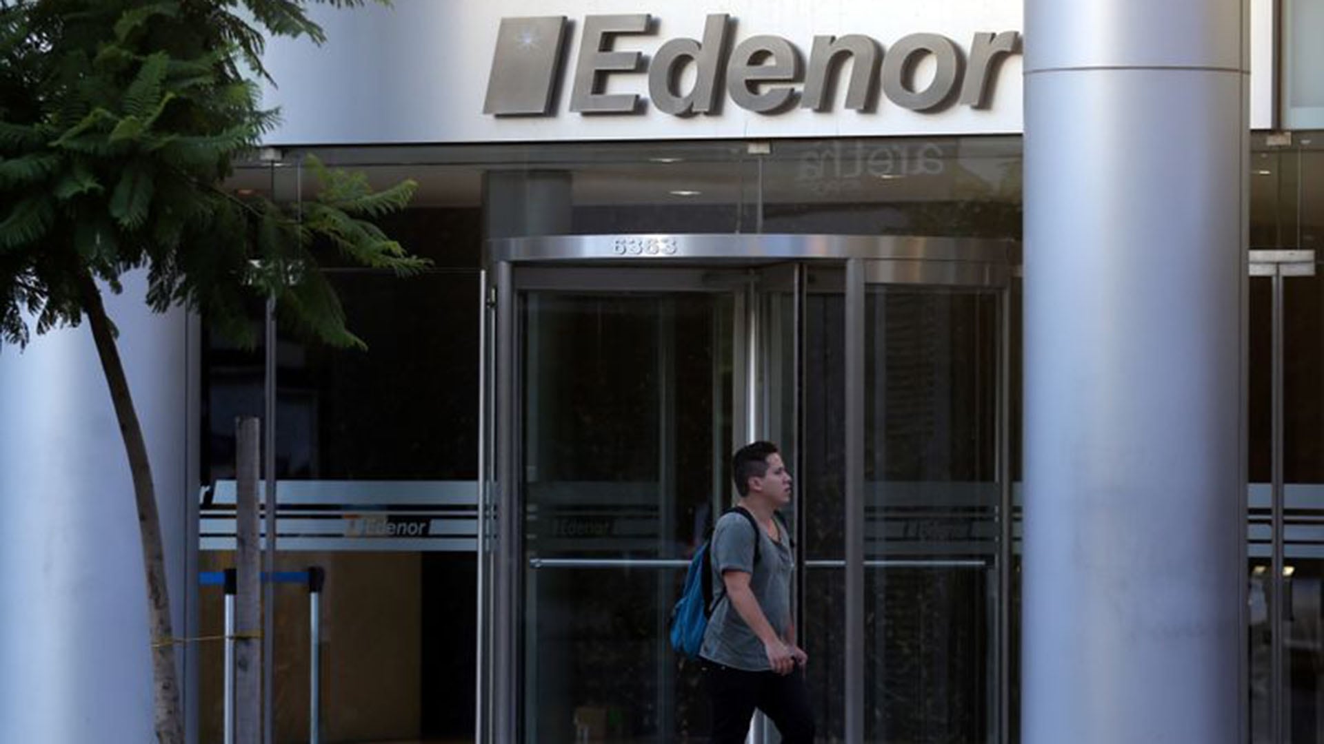 Edenor atribuyó la causa del corte de energía a un desperfecto en un interruptor de 220 kilovoltios instalado en la subestación Malaver de San Martín (REUTERS/Marcos Brindicci)