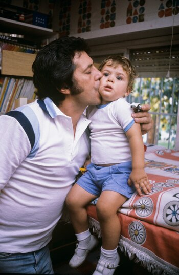 El actor español Sancho Gracia con sus hijos, 1980, Madrid, España. (Foto de Gianni Ferrari/Portada/Getty Images)