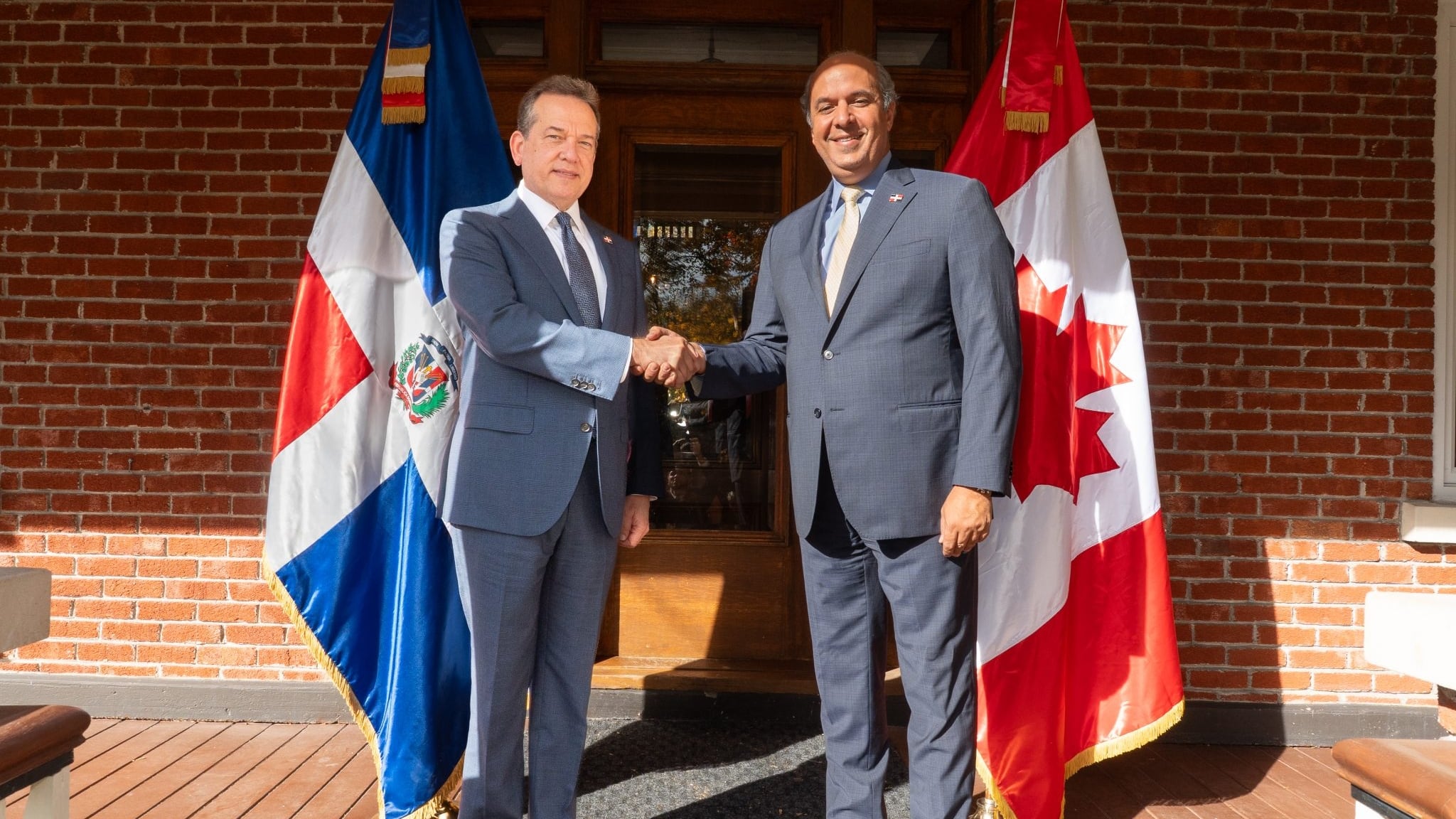 Víctor “Ito” Bisonó llegó acompañado por la viceministra Vilma Arbaje de Contreras y fue recibido por el embajador José A. Blanco Conde, antes de reuniones previstas en Ottawa y Toronto (Foto cortesía Cancillería dominicana)