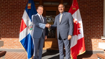 Víctor “Ito” Bisonó llegó acompañado por la viceministra Vilma Arbaje de Contreras y fue recibido por el embajador José A. Blanco Conde, antes de reuniones previstas en Ottawa y Toronto (Foto cortesía Cancillería dominicana)