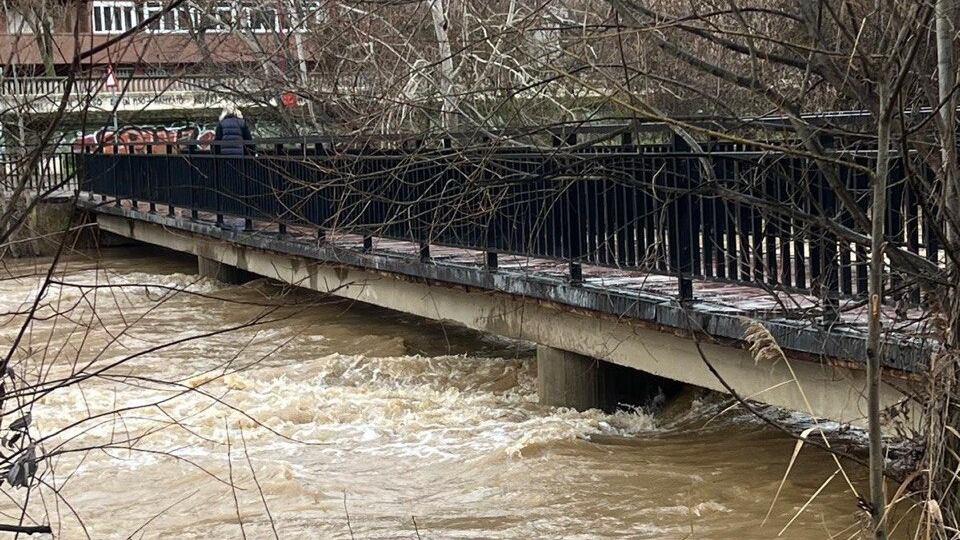 El río Bernesga se desborda en León al sobrepasar los tres metros de altura (Ayuntamiento León)