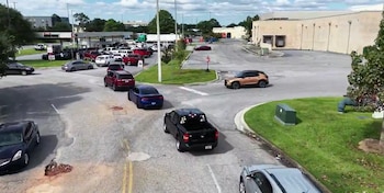 Conductores hacen fila para cargar combustible en Pensacola, Florida, ante la aproximación de Isaias (Captura de video)