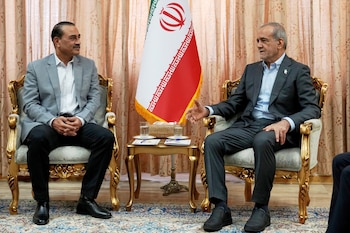 El presidente iraní Masoud Pezeshkian recibe en Teherán al jefe del ejército paquistaní, el general Asim Munir, uno de los principales mediadores en las negociaciones entre Irán y Estados Unidos para poner fin al conflicto. (Presidencia iraní vía AP)