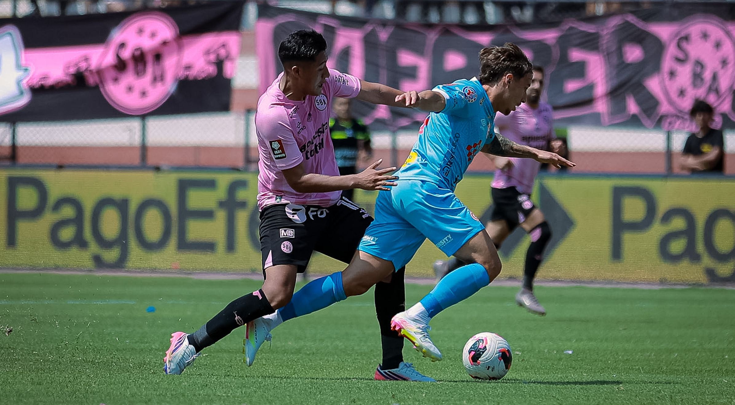 Un jugador de Sport Boys disputa el balón frente a un rival de Deportivo Garcilaso durante un encuentro del Torneo Clausura de la Liga 1. (@Liga1TeApuesto)