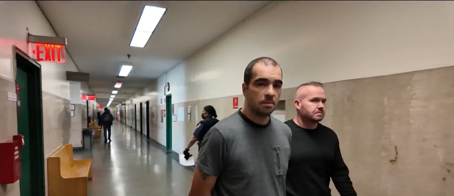 El acusado Mihai Theodor Enescu se declaró no culpable ante la justicia y afirmó que trabaja como repartidor de Amazon (Captura NBC News)