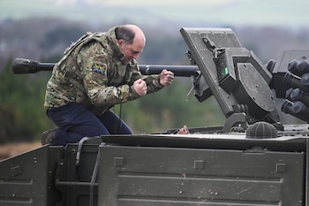 Militar en un vehículo blindado 'Ajax' de Reino Unido (REUTERS/Toby Melville)