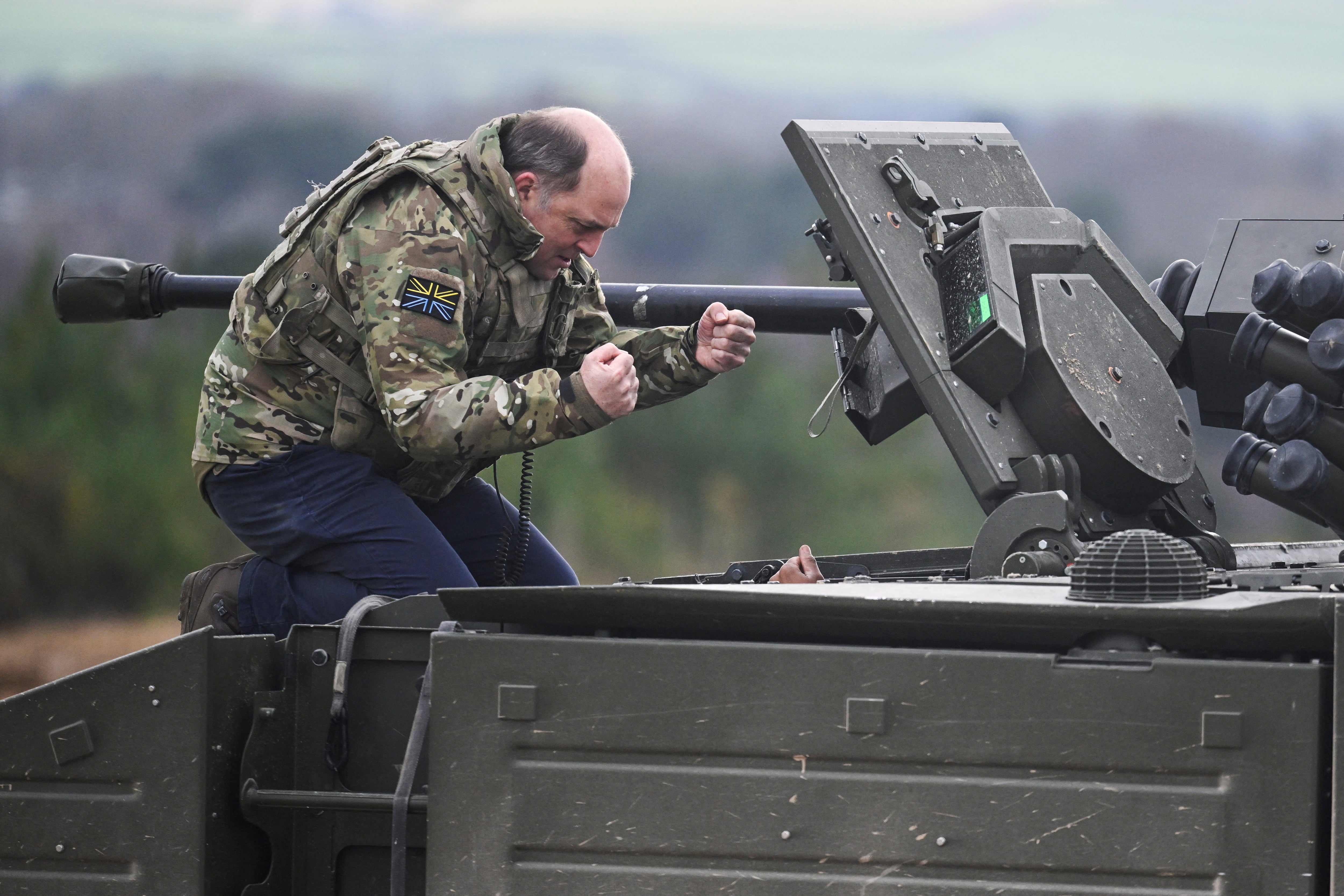 Militar en un vehículo blindado