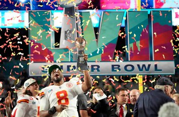El jugador de los Kansas City Chiefs Carlos Dunlap (8) celebra con el Trofeo Lombardi tras derrotar a los Philadelphia Eagles en la Super Bowl LVII en el State Farm Stadium.(Michael Chow/The Republic)