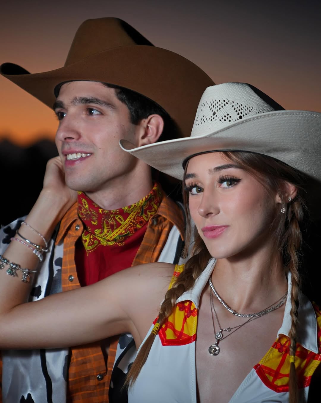 La pareja se encontraba saliendo hasta que finalmente se dio la oficialización de su noviazgo.