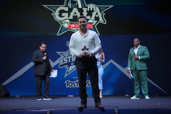 Juan Carlos Gamboa recibiendo el premio al Defensivo del Año. (Liga Mexicana de Beisbol)