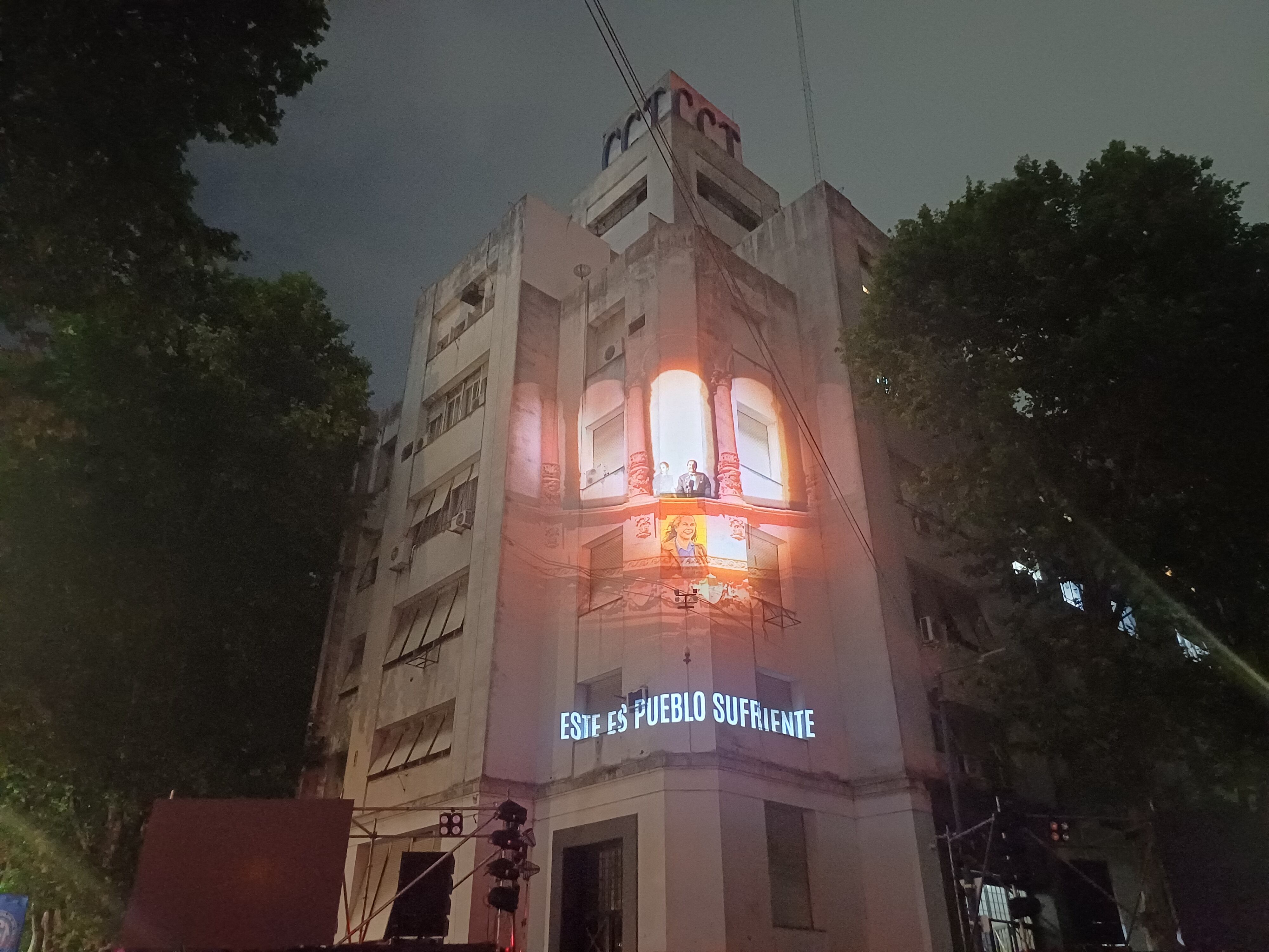 Juan Domingo Perón habla desde un balcón virtual en el edificio de la CGT