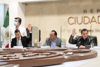 Aprueba el cabildo Reglamento para el Consejo Administrador de El Chamizal. Regidor Antonio Domínguez Alderete (izq), presidente municipal, Cruz Pérez Cuéllar (en medio) y secretario del Ayuntamiento, Héctor Rafael Ortiz Orpinel (der.). Foto/Cortesía Comunicación Social del Municipio