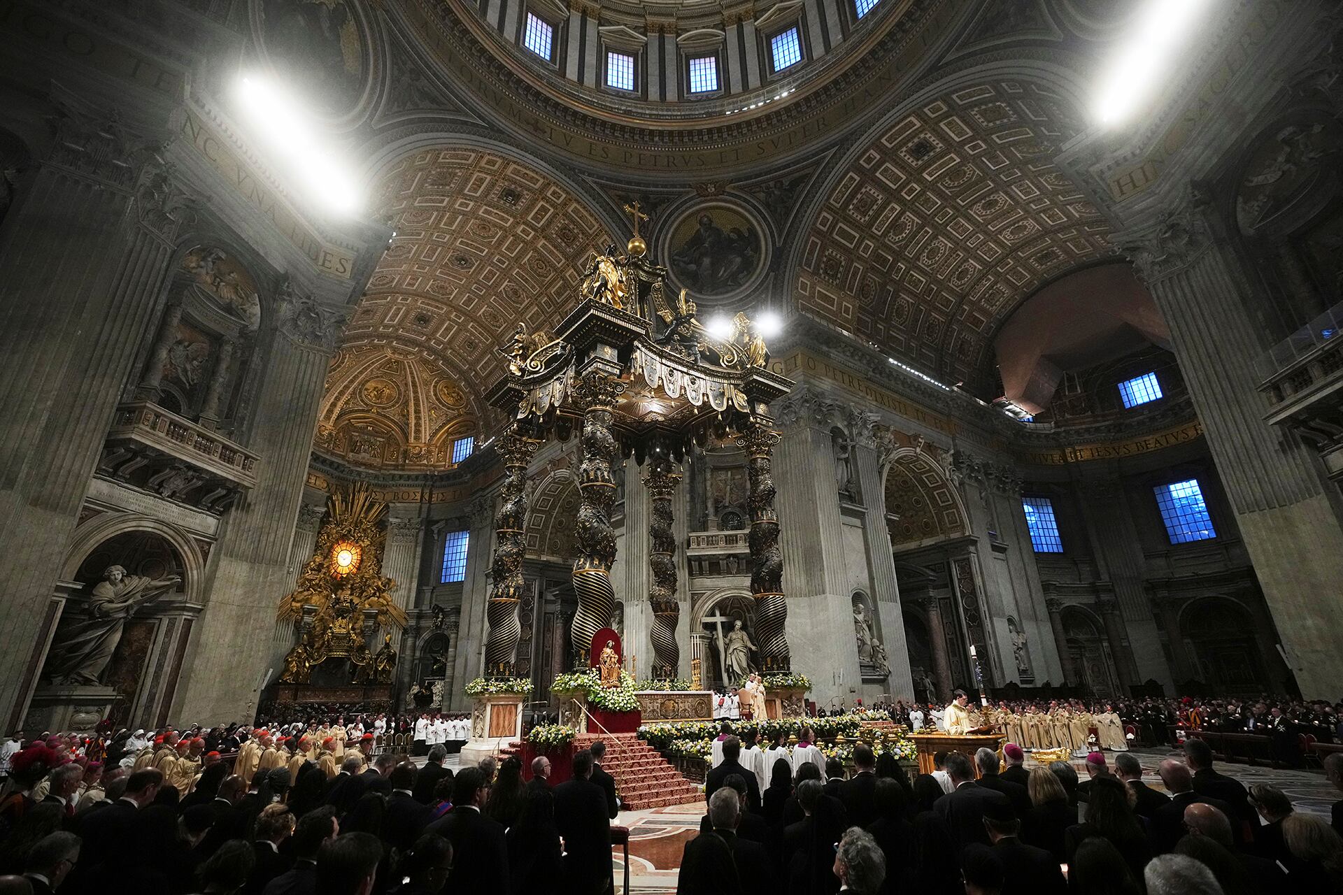 En la Vigilia Pascual invitaron a los fieles a ser testigos de esperanza en un mundo marcado por el sufrimiento