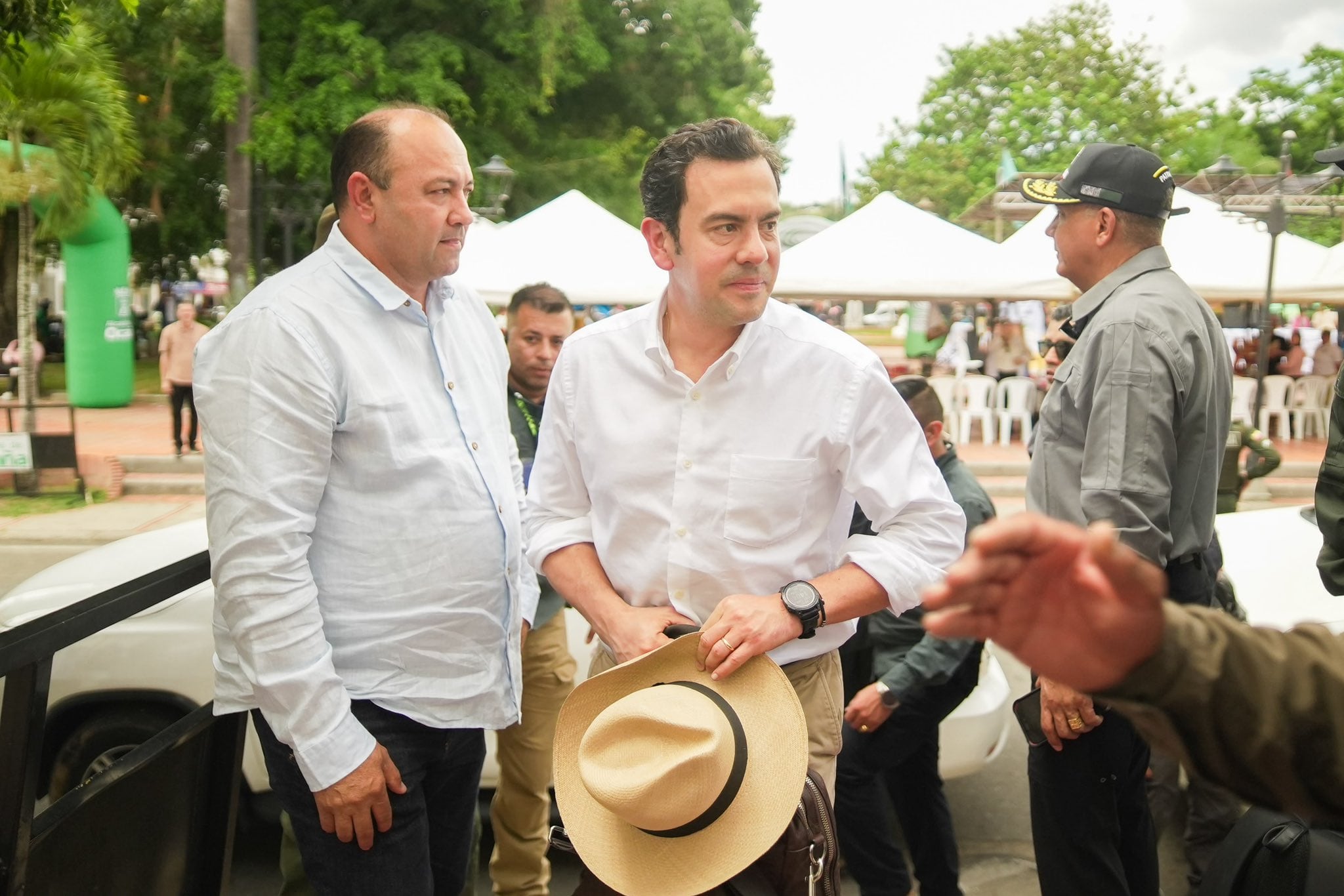 El ministro del Interior, Rodrigo Lara Restrepo, visitó una de las zonas afectadas por el ataque con drones en Ocaña. - crédito @Rodrigo_Lara_/X