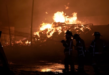 Bomberos trabajan en la extinción