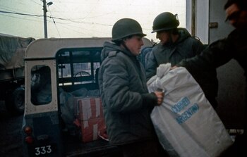 Soldados cargando las sacas del