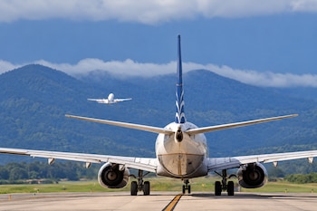 Las dos pistas del Aeropuerto Internacional de Tocumen registraron 136.593 aterrizajes y despegues entre enero y septiembre, un crecimiento interanual del 11%. Cortesía