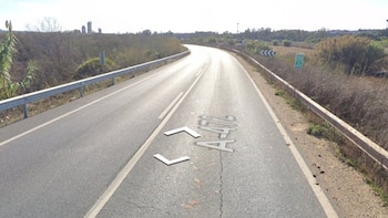 Muere el conductor de un camión volcado en la A-472 en Niebla y se produce una pérdida de gasóleo