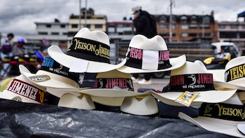 Sombreros, camisetas y banderas: así