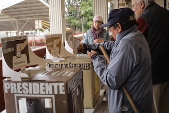 Ciudadanos asisten a votar en