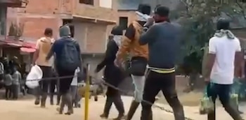 Videos captados muestran a nueve adultos manipulando materiales y lanzando bombas molotov desde una escuela rural contra las tropas militares en El Plateado - crédito Captura de Video Noticias RCN