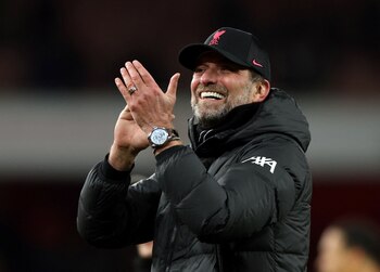 Jurgen hoy disfruta de una dentadura impecable gracias al procedimiento que realizó junto al dentista (Foto: Reuters)