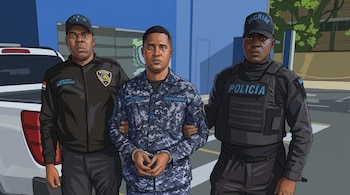 Tres hombres, dos oficiales uniformados escoltan a un hombre esposado. Un oficial usa gorra DICRIM, otro gorra INGRIM. El hombre del centro lleva uniforme de camuflaje de policía.