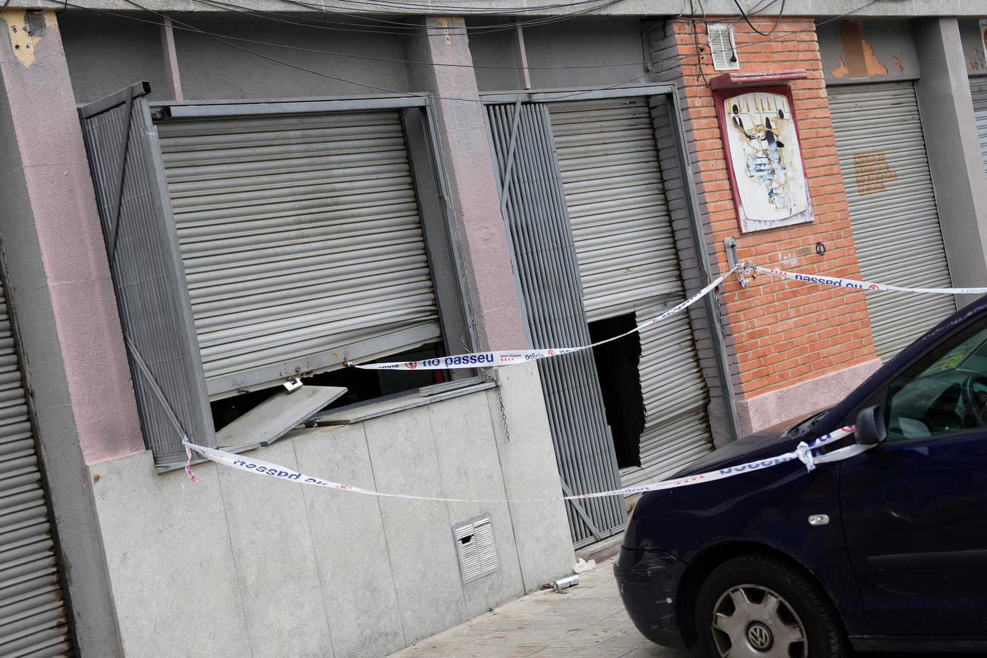 Una cinta policial precinta el local del barrio de Can Parellada en Terrassa donde dos guardias civiles resultaron heridos durante un tiroteo. (EFE/Alejandro García)