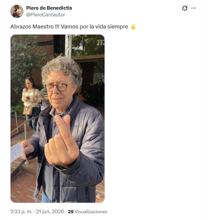 El artista argentino Piero mostró su respaldo a Iván Cepeda durante la jornada electoral - crédito @PieroCantautor/X