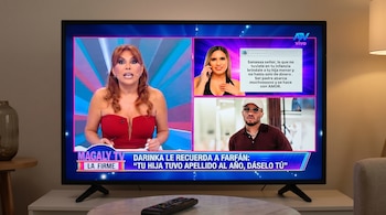 Un televisor muestra el programa Magaly TV con Magaly Medina, Darinka Ramírez al teléfono y Jefferson Farfán. Un texto dice: "Tu hija tuvo apellido al año, dáselo tú".