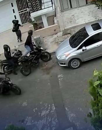 Video mostró intento de hurto contra una mujer en el sur de Cali - crédito @aquihaynoticia/X
