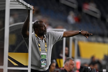 Menzo, técnico de Surinam, denunció