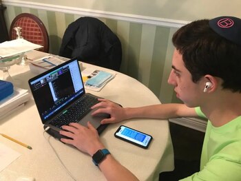 Un voluntario joven enseña a