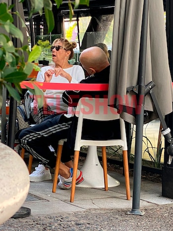 Polémica en el bar, 60